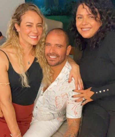 Paolla Oliveira no colo do namorado, Diogo Nogueira, e Dadá Coelho - Reprodução Internet