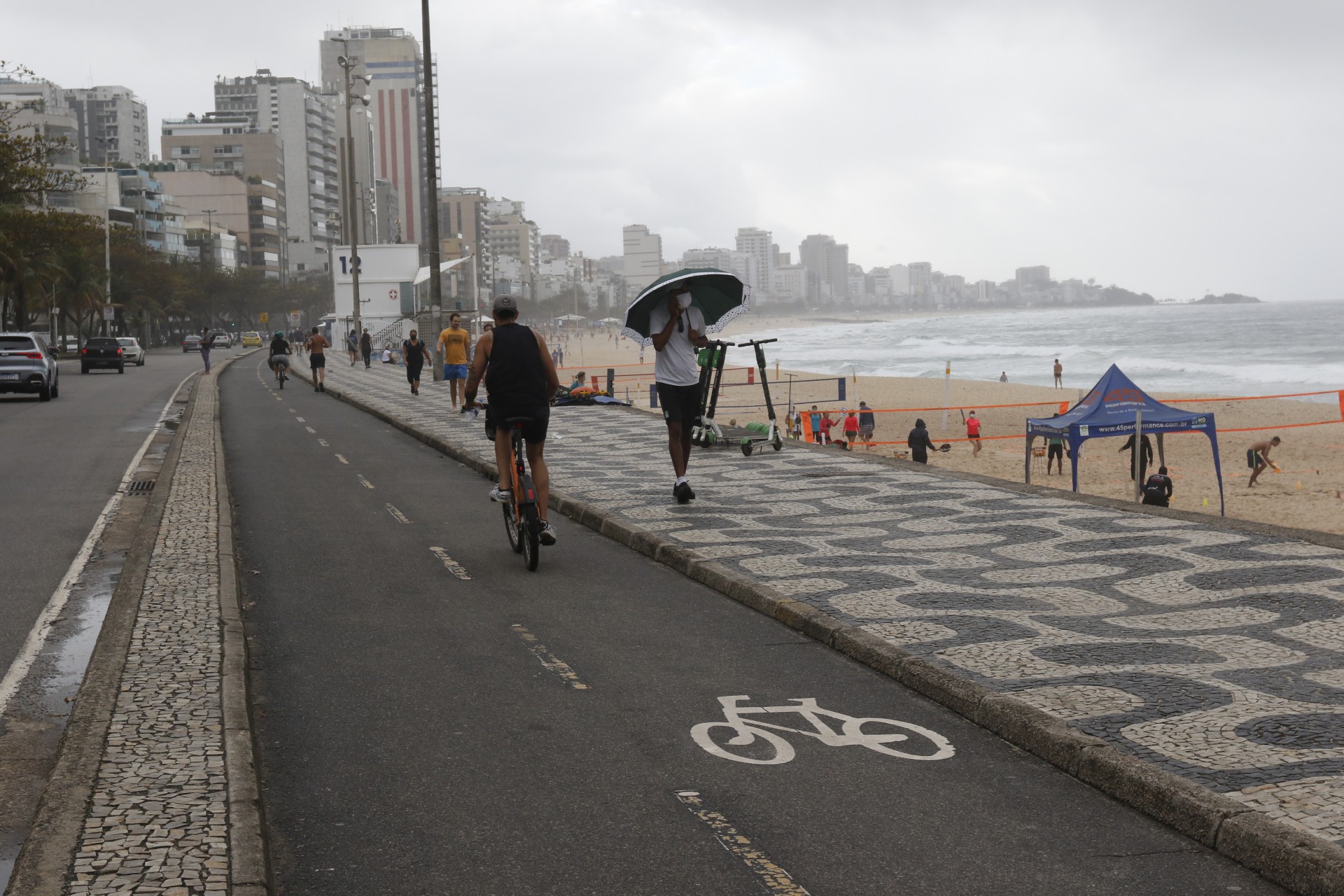 Climatempo - Dia nublado do Rio. Na foto, movimentaçao na Praia do Leblon, zona sul do Rio. - Reginaldo Pimenta / Agencia O Dia