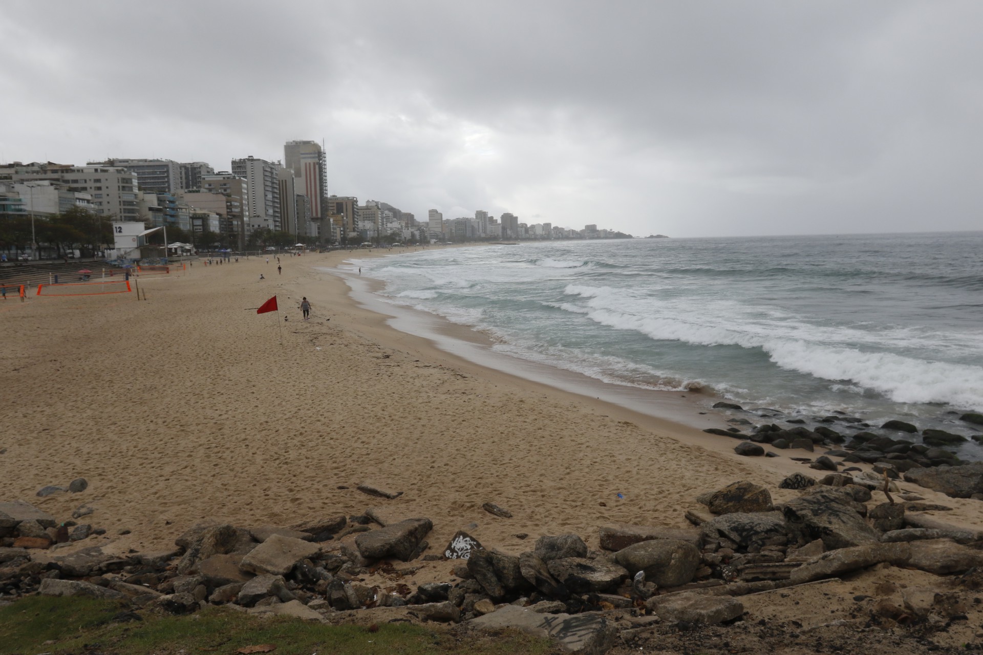 Climatempo - Dia nublado do Rio. Na foto, movimentaçao na Praia do Leblon, zona sul do Rio. - Reginaldo Pimenta / Agencia O Dia