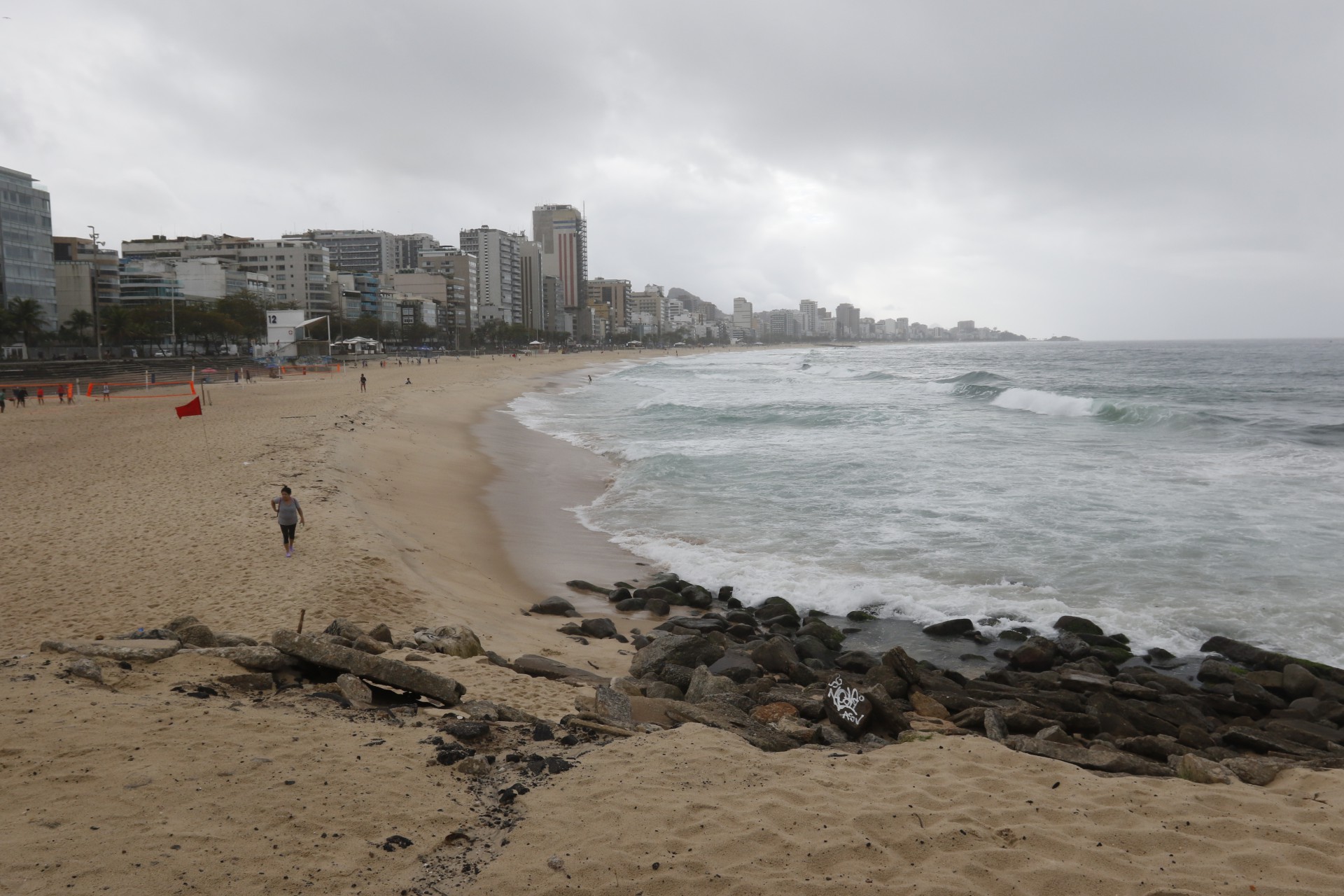 Climatempo - Dia nublado do Rio. Na foto, movimentaçao na Praia do Leblon, zona sul do Rio. - Reginaldo Pimenta / Agencia O Dia