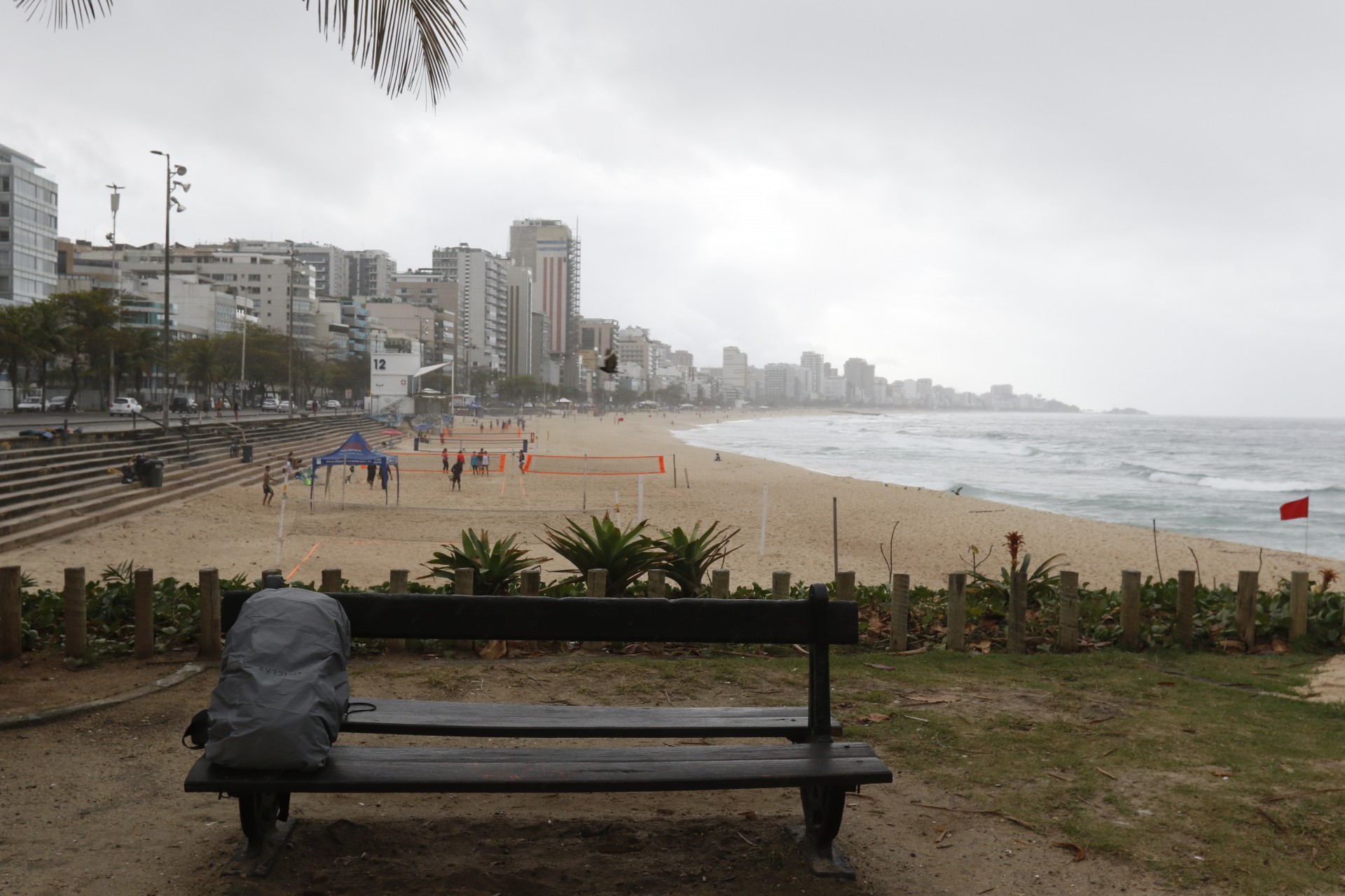 Climatempo - Dia nublado do Rio. Na foto, movimentaçao na Praia do Leblon, zona sul do Rio. - Reginaldo Pimenta / Agencia O Dia