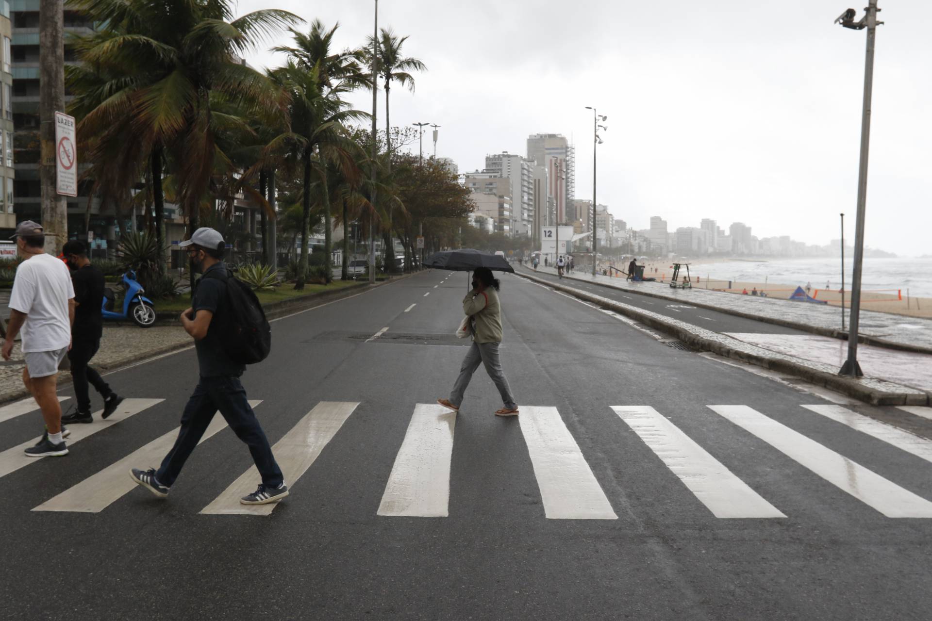 Climatempo - Dia nublado do Rio. Na foto, movimentaçao na Praia do Leblon, zona sul do Rio. - Reginaldo Pimenta / Agencia O Dia