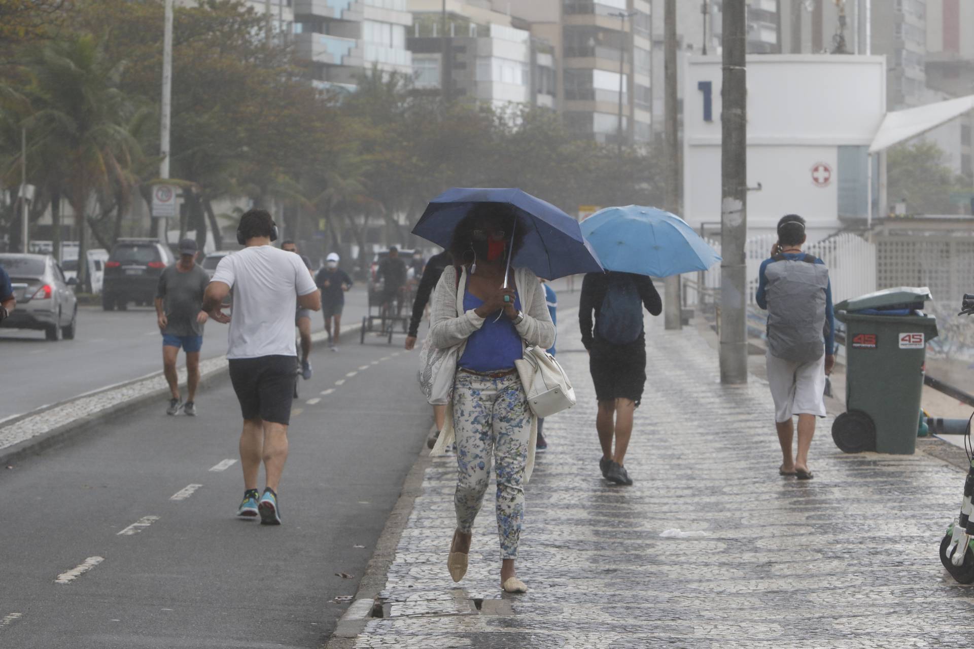 Segunda-feira de tempo nublado no Rio. Na foto, movimenta&ccedil;&atilde;o na Praia do Leblon - Reginaldo Pimenta / Ag&ecirc;ncia O Dia