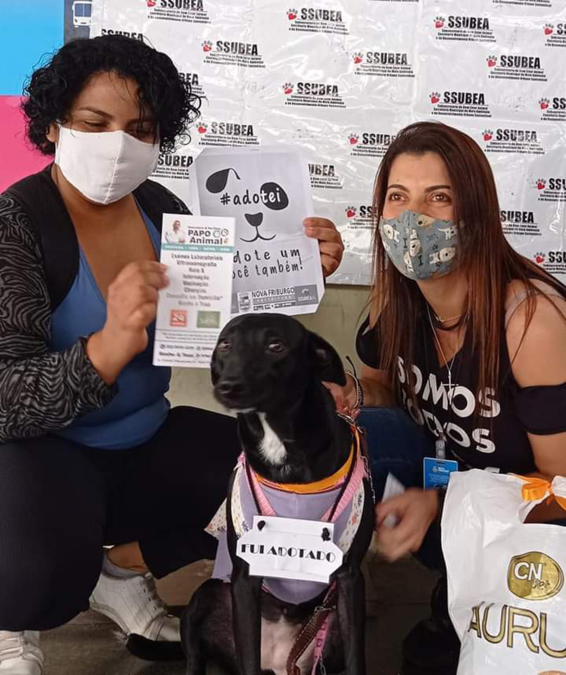 Vários animais foram adotados na campanha. Na foto, a subsecretária Luciana Pires (à direita) posa com um cãozinho e sua nova dona - Divulgação