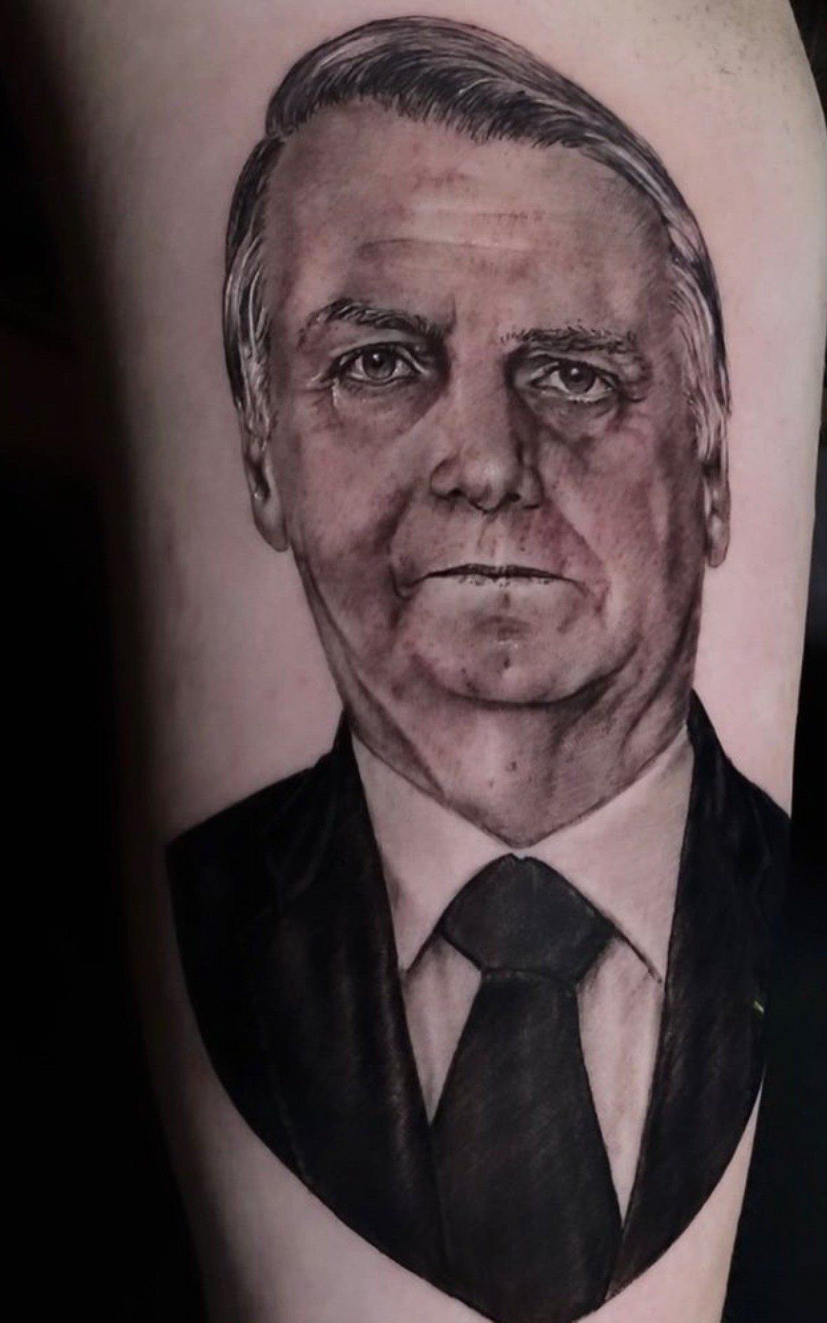 Jair Renan tatua rosto do pai, Jair Bolsonaro, no braÃ§o