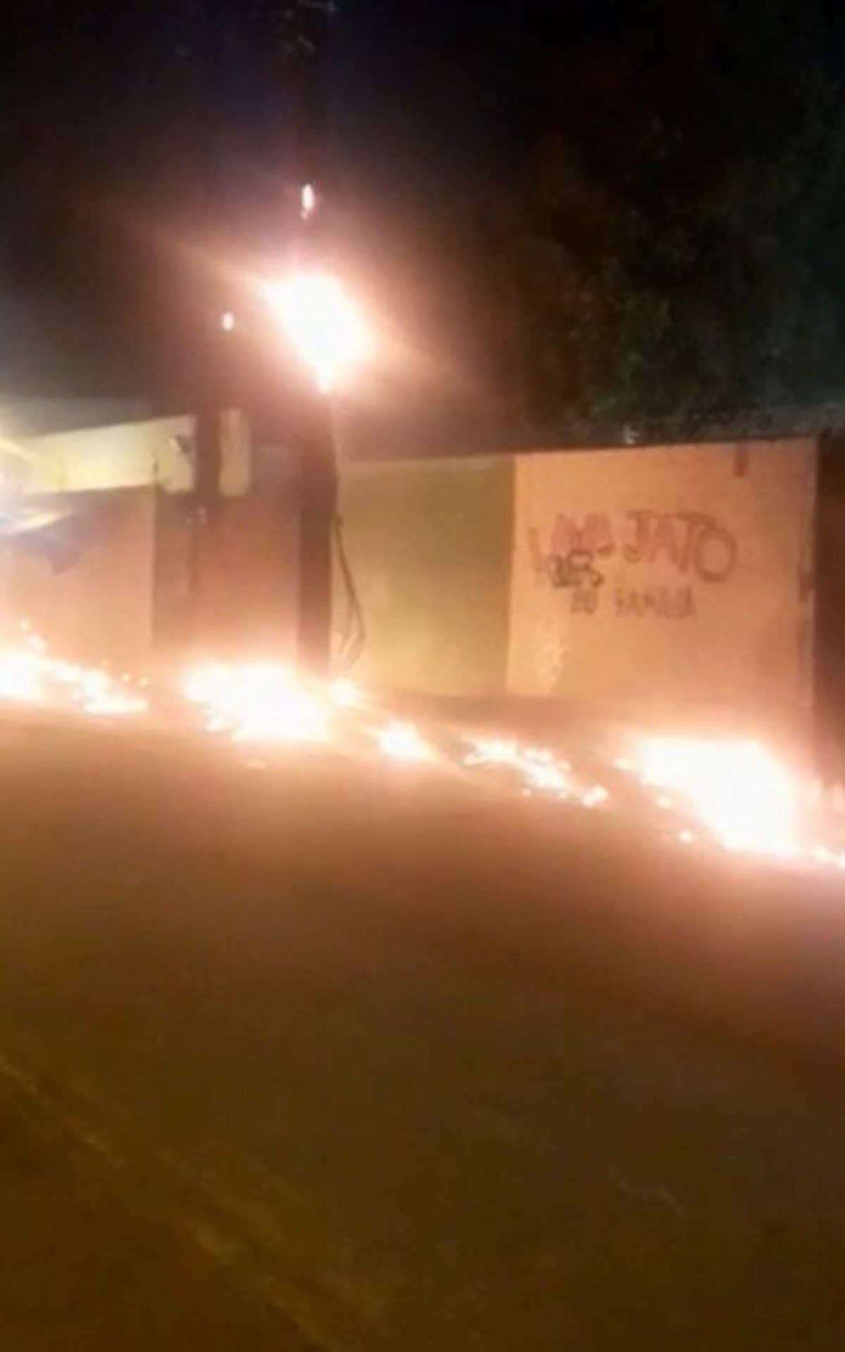 Inc&ecirc;ndio ocasionado por uma tentativa de furto de energia em Inha&uacute;ma, na estrada Ademar Bebiano - Divulga&ccedil;&atilde;o/Light