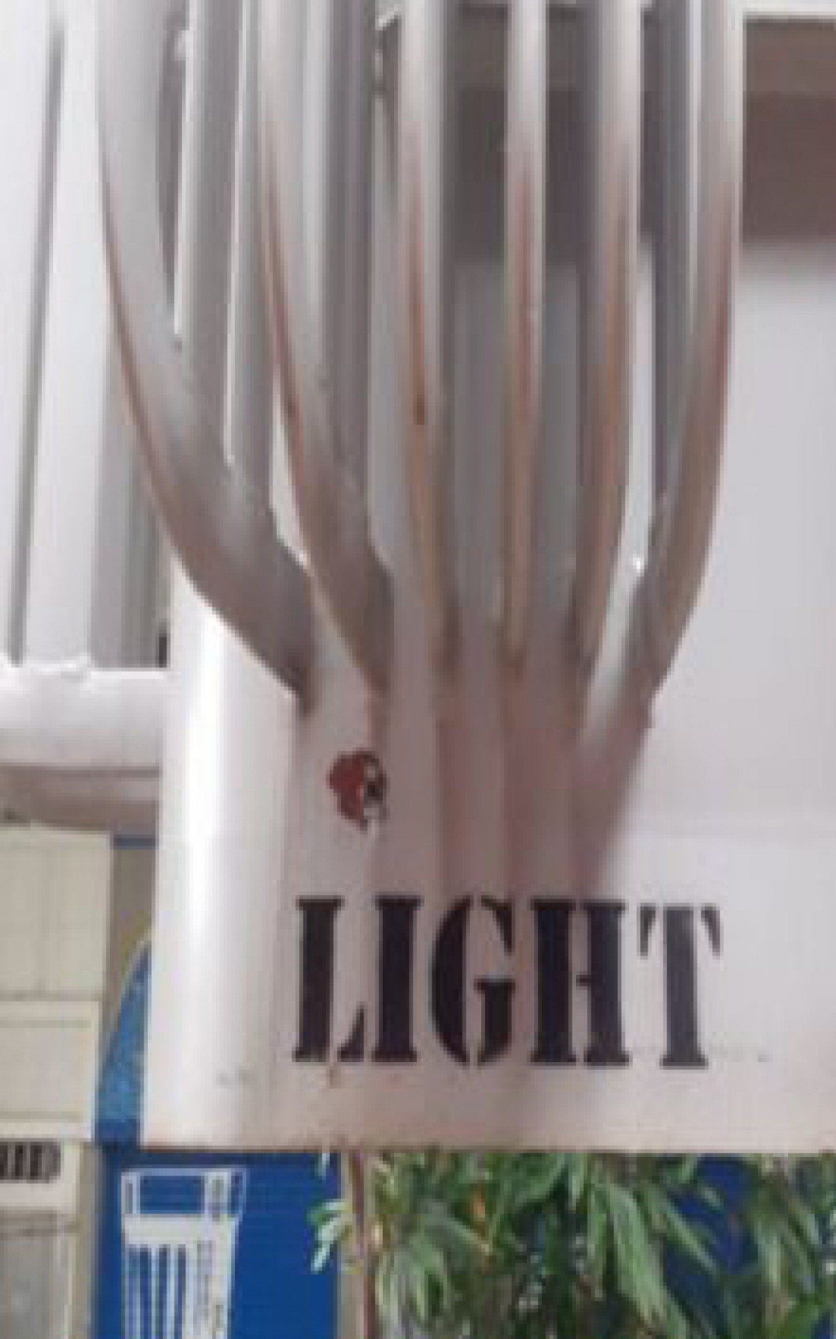 Tiro atinge transformador de luz