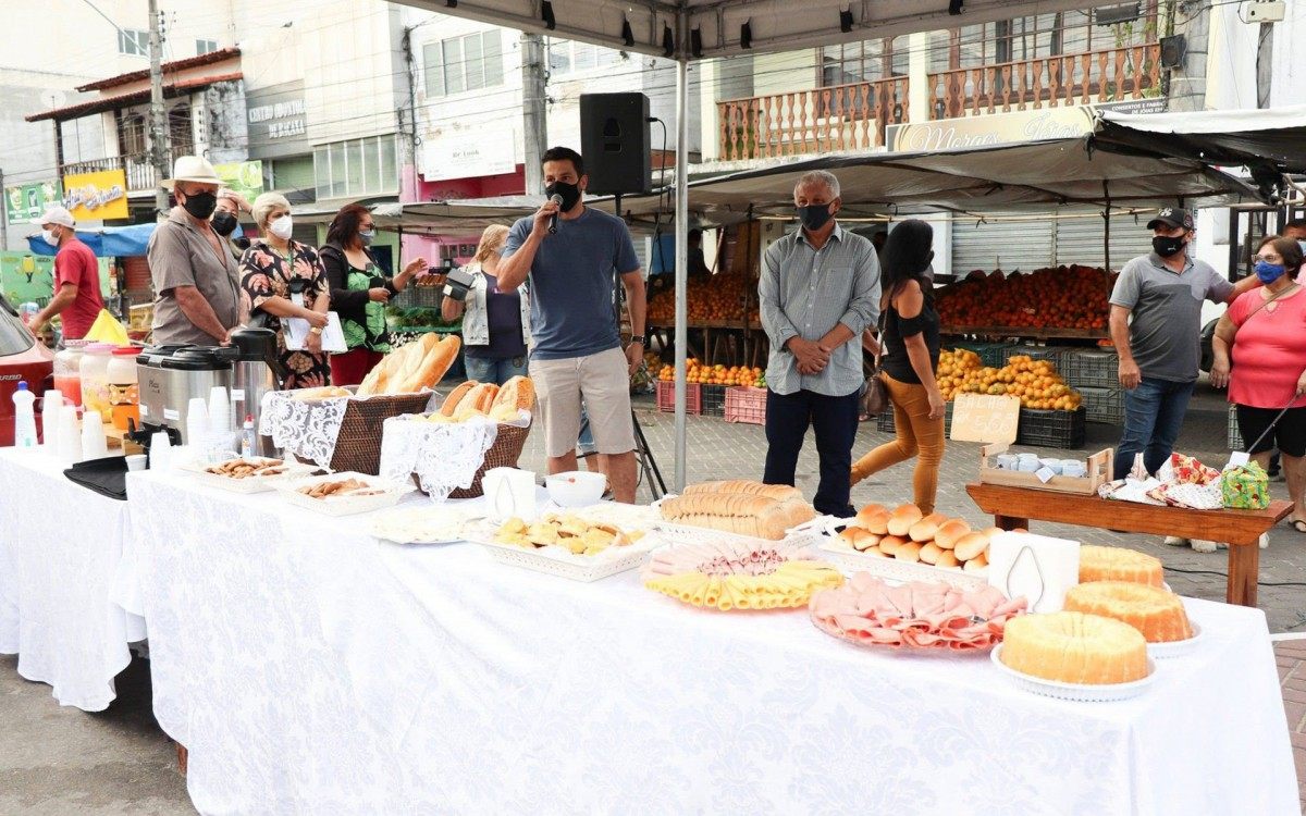 Caf&eacute; da manh&atilde; oferecido aos feirantes em Bacax&aacute;