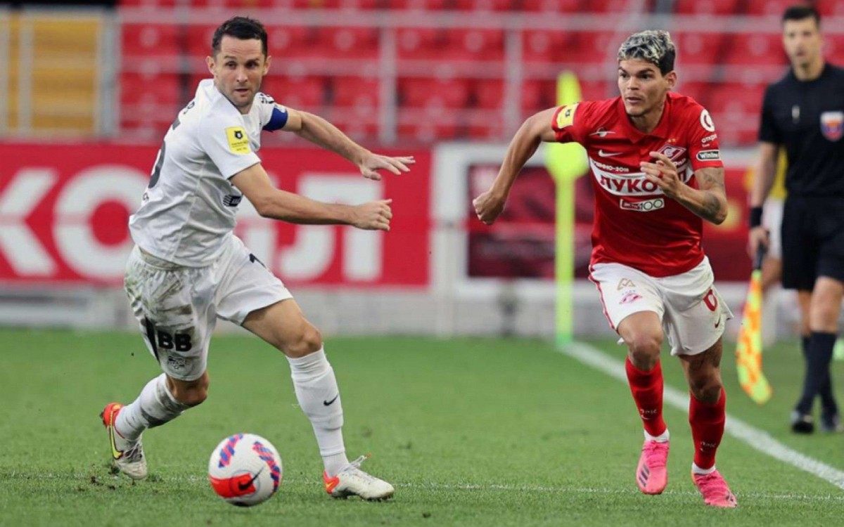 Ayrton Lucas se tornou um dos pilares da equipe russa