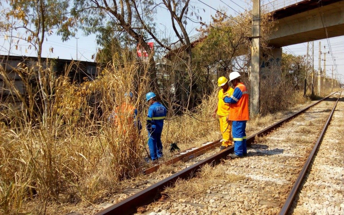 Técnicos fazem reparos no ramal de Japeri após furtos de cabos - Divulgação/SuperVia