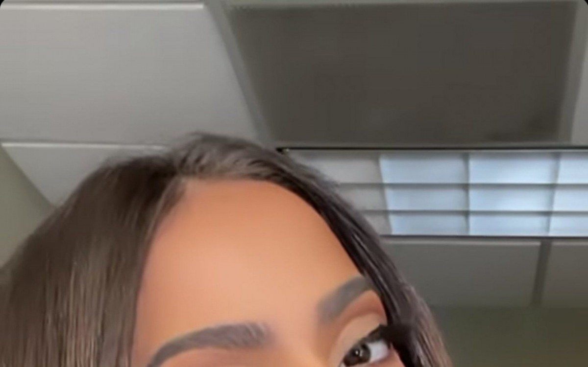 Anitta surge irreconhecível após ser produzida por maquiador das Kardashians