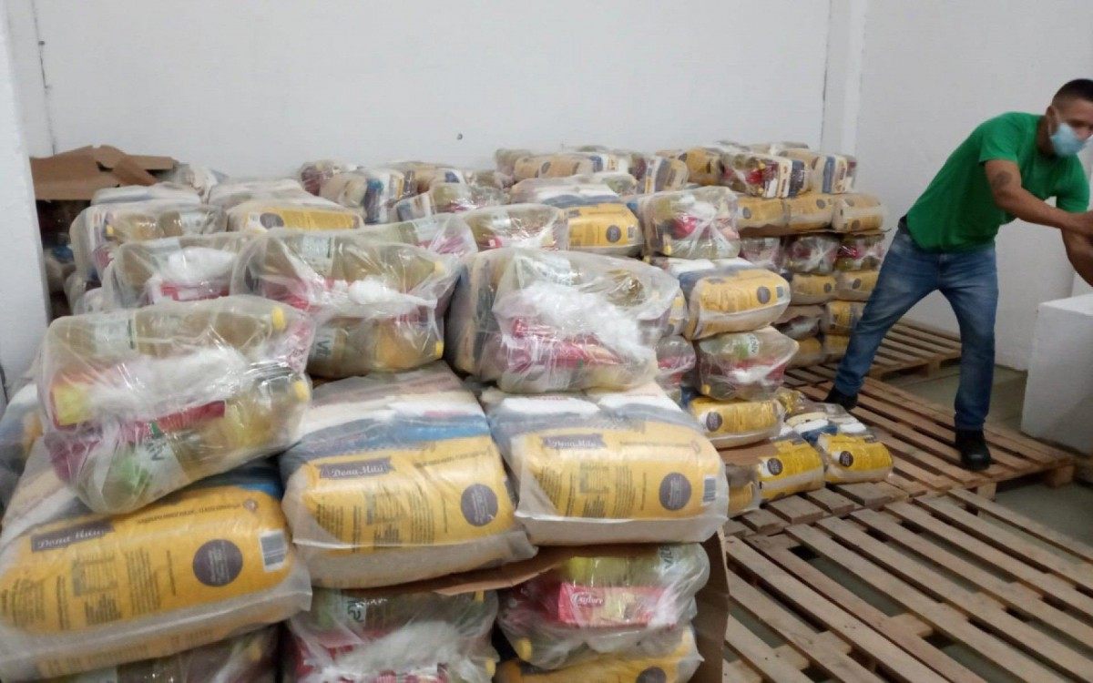 &Aacute;guas de Juturna&iacute;ba doa cestas b&aacute;sicas para fam&iacute;lias em vulnerabilidade social devido &agrave; Covid-19 em Saquarema 