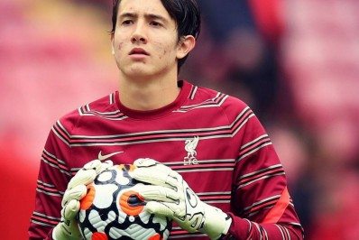 Ex-goleiro do Fluminense recebe sequência entre sub-18 e sub-23 e ganha destaque no Liverpool