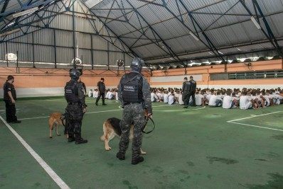 Agentes da Seap apreendem cerca de 4 kg de drogas e 17 celulares em unidades de Bangu e Japeri