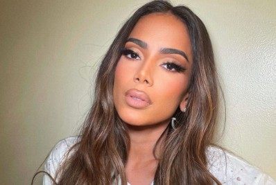 Anitta surge irreconhecível após ser maquiada por profissional da equipe das Kardashians
