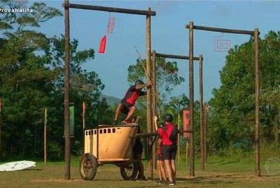 Ilha Record: Dinei sofre acidente na prova, quebra o braço e sai chorando