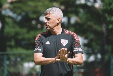 Pressionado no São Paulo, Crespo depende do clássico com o Santos