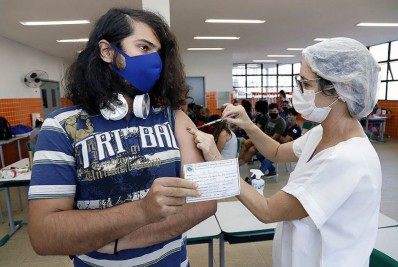 Rio das Ostras bagunça calendário e suspende da 1ª dose da vacina contra Covid-19 acima de 18 anos