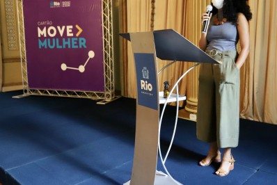 Prefeitura distribui cartão de passagem para mulheres