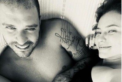 Paolla Oliveira e Diogo Nogueira posam agarradinhos na cama