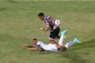 Atacante leva pisão nos testículos, sai de ambulância e passa por cirurgia; veja o lance