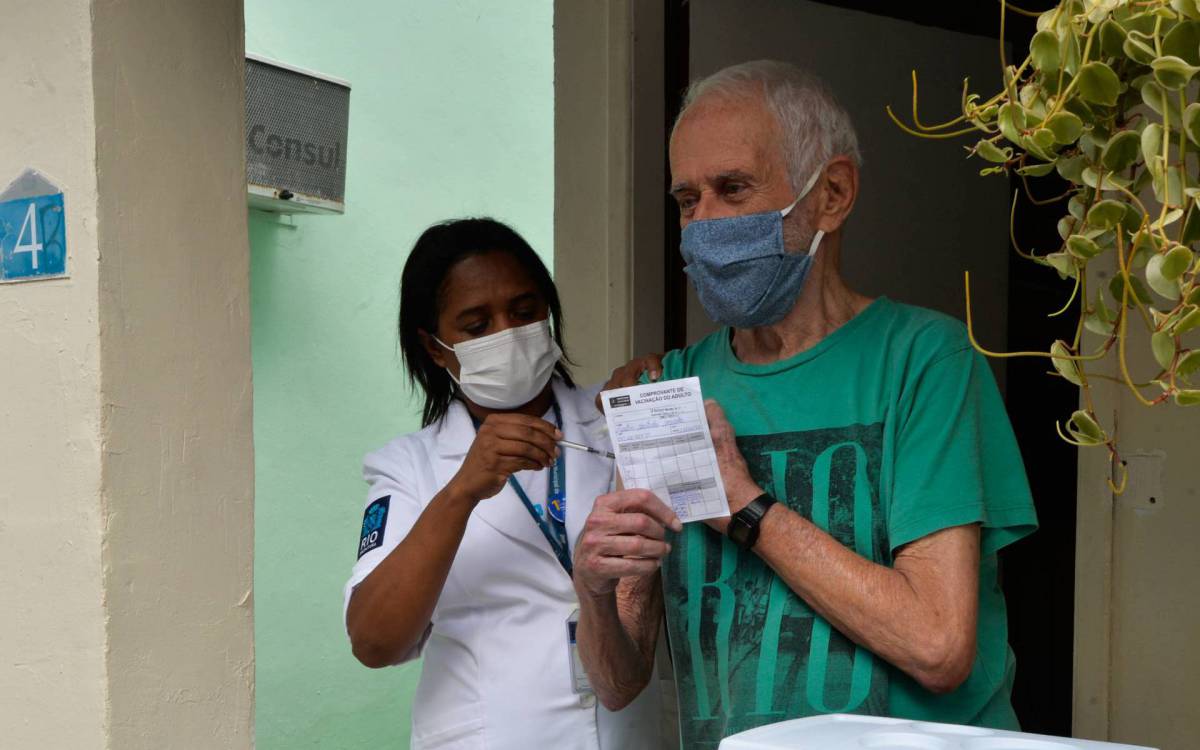 Rio de Janeiro - 01/09/2021 - COVID-19/ Rio / VACINA - As equipes da Secretaria Municipal de Sa&uacute;de do Rio iniciam, nesta quarta-feira (01/09), a aplica&ccedil;&atilde;o da dose reforco em idosos residentes de instituicoes de longa permanencia, como no Retiro dos Artistas,na foto Ayrton Coutinho Foto : Fabio Costa/ Agencia O Dia