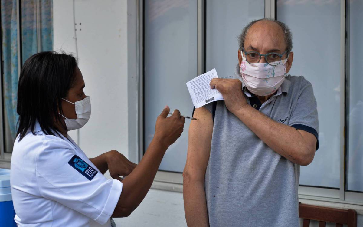 Rio de Janeiro - 01/09/2021 - COVID-19/ Rio / VACINA - As equipes da Secretaria Municipal de Sa&uacute;de do Rio iniciam, nesta quarta-feira (01/09), a aplica&ccedil;&atilde;o da dose reforco em idosos residentes de instituicoes de longa permanencia, como no Retiro dos Artistas   Foto : Fabio Costa/ Agencia O Dia