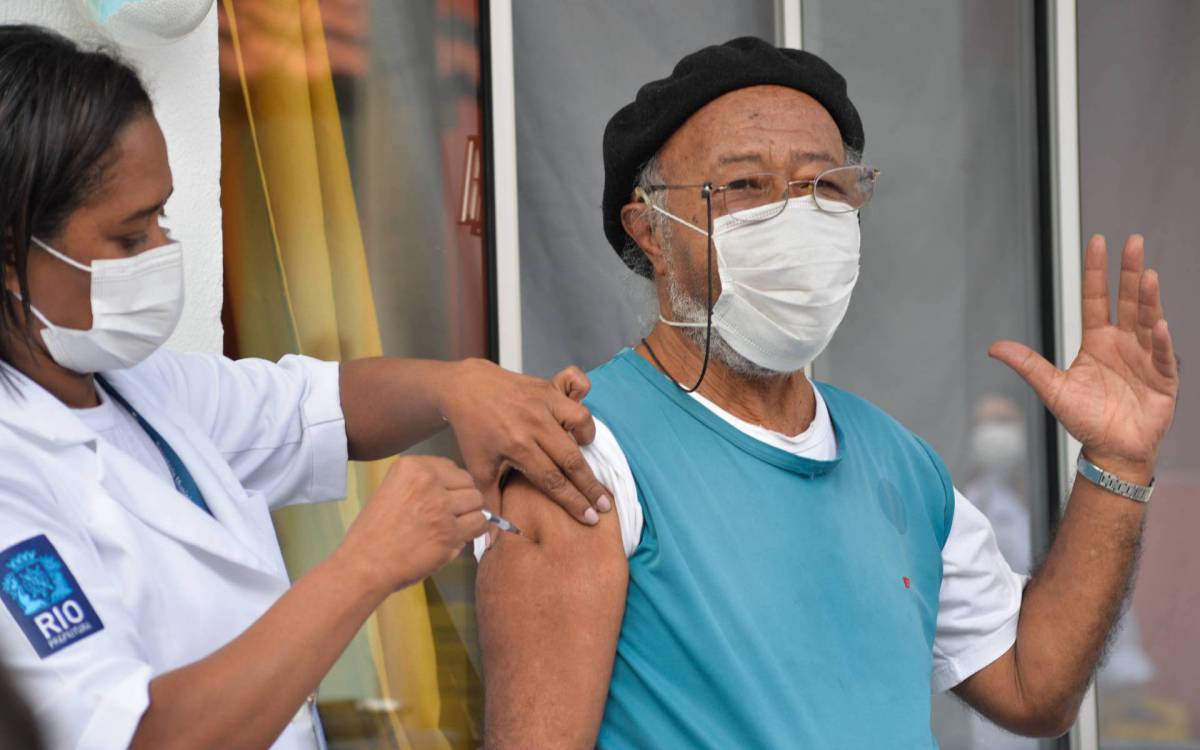 Rio de Janeiro - 01/09/2021 - COVID-19/ Rio / VACINA - As equipes da Secretaria Municipal de Sa&uacute;de do Rio iniciam, nesta quarta-feira (01/09), a aplica&ccedil;&atilde;o da dose reforco em idosos residentes de instituicoes de longa permanencia, como no Retiro dos Artistas,na foto RubenSerrano    Foto : Fabio Costa/ Agencia O Dia