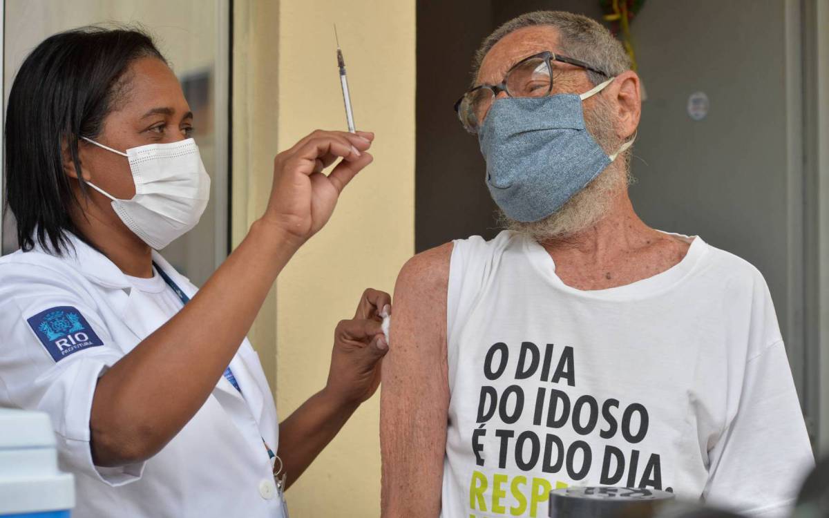 Rio de Janeiro - 01/09/2021 - COVID-19/ Rio / VACINA - As equipes da Secretaria Municipal de Sa&uacute;de do Rio iniciam, nesta quarta-feira (01/09), a aplica&ccedil;&atilde;o da dose reforco em idosos residentes de instituicoes de longa permanencia, como no Retiro dos Artistas,na foto RubenSerrano    Foto : Fabio Costa/ Agencia O Dia