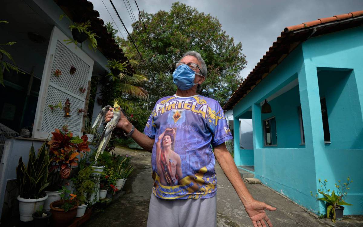 Rio de Janeiro - 01/09/2021 - COVID-19/ Rio / VACINA - As equipes da Secretaria Municipal de Sa&uacute;de do Rio iniciam, nesta quarta-feira (01/09), a aplica&ccedil;&atilde;o da dose reforco em idosos residentes de instituicoes de longa permanencia, como no Retiro dos Artistas,na foto J . Maia Foto : Fabio Costa/ Agencia O Dia