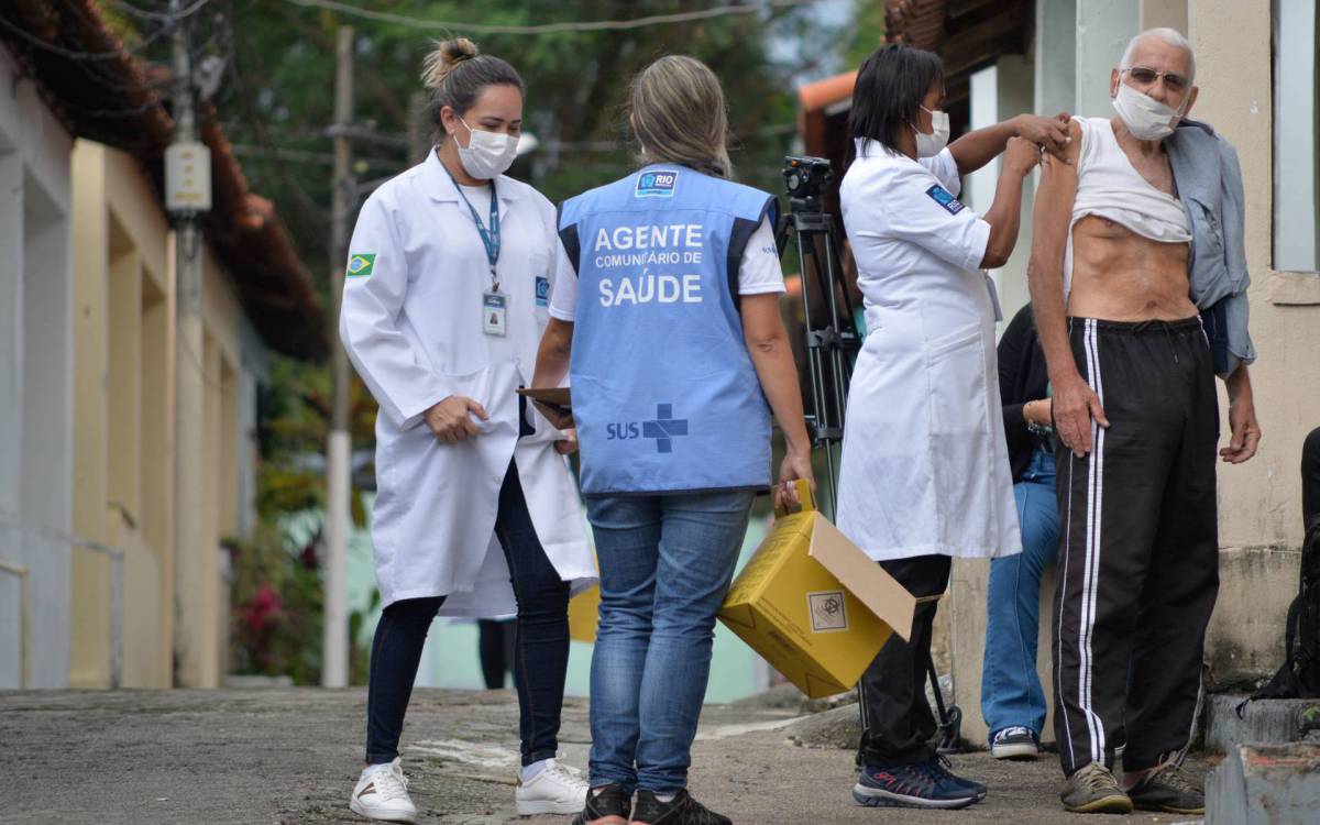 Rio de Janeiro - 01/09/2021 - COVID-19/ Rio / VACINA - As equipes da Secretaria Municipal de Sa&uacute;de do Rio iniciam, nesta quarta-feira (01/09), a aplica&ccedil;&atilde;o da dose reforco em idosos residentes de instituicoes de longa permanencia, como no Retiro dos Artistas   Foto : Fabio Costa/ Agencia O Dia