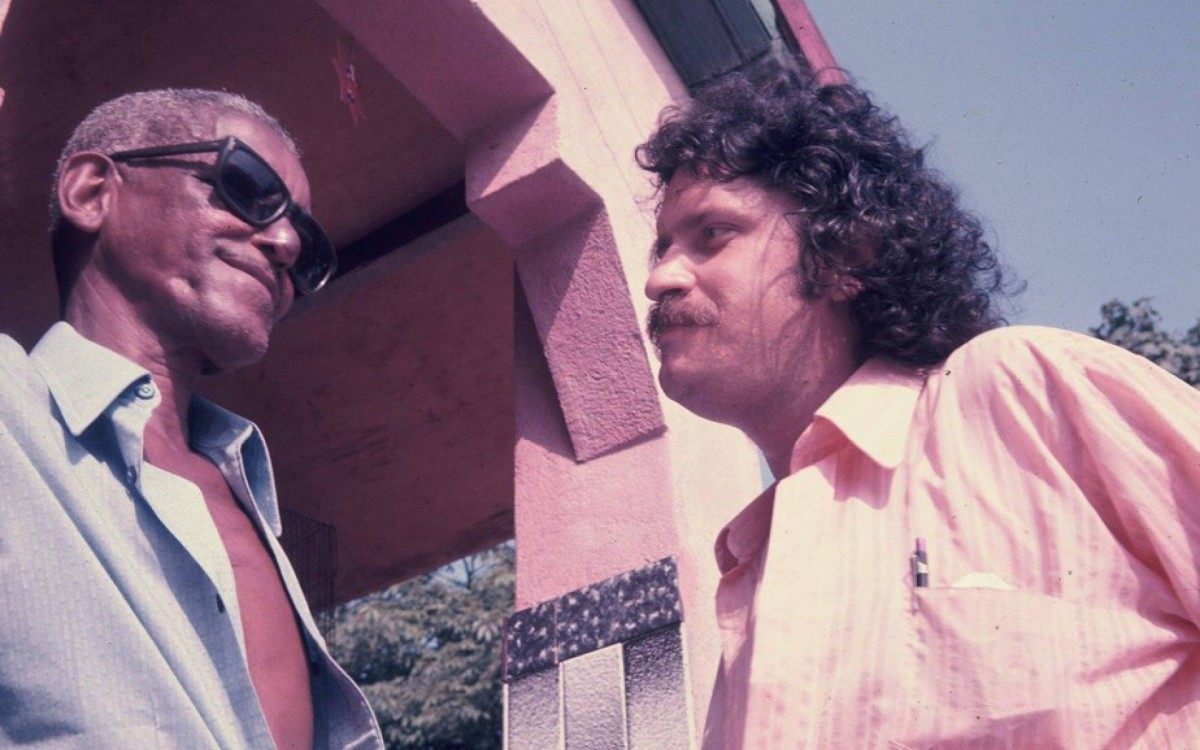 Cartola e o produtor Pel&atilde;o na d&eacute;cada de 1970