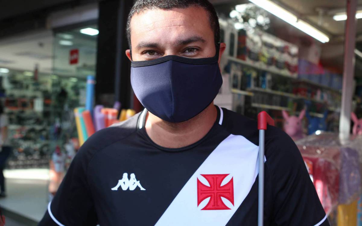 Rio,01/09/2021-BONSUCESSO, O Povo Fala,como o povo ta fazendo pra poupar energia. Na foto, Eduardo Duraes.Foto: Cleber Mendes/Ag&ecirc;ncia O Dia