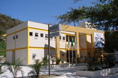 Polícia prende suspeito de operar central clandestina de internet em Niterói