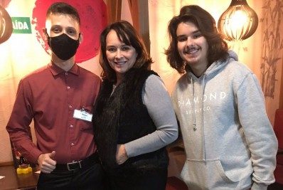 Recuperada, Myrian Rios vai a restaurante japonês com o filho caçula