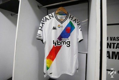 'Fui obrigado a usar', diz jogador do Vasco sobre camisa nas cores do arco-íris