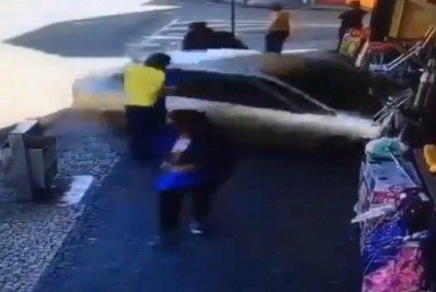 Após colidir com ônibus, carro desgovernado invade loja no calçadão de Duque de Caxias