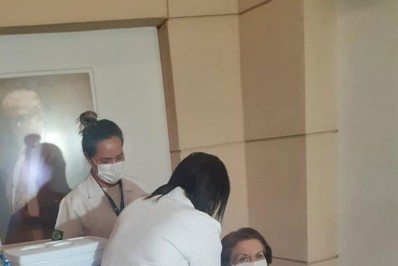 Cantora Leny Andrade recebe a terceira dose da vacina contra covid-19