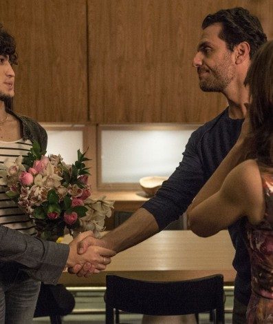 Gabriel contracenando com Drica Moraes, Rodrigo Lombardi e Camila Queiroz em 'Verdades Secretas' - Carolina ( Drica Moraes ), Alex ( Rodrigo Lombardi ), Angel ( Camila Queiroz ) e Guilherme ( Gabriel Leone ). *** Local Caption *** - Cap 32 - Cena 1 -
Caption