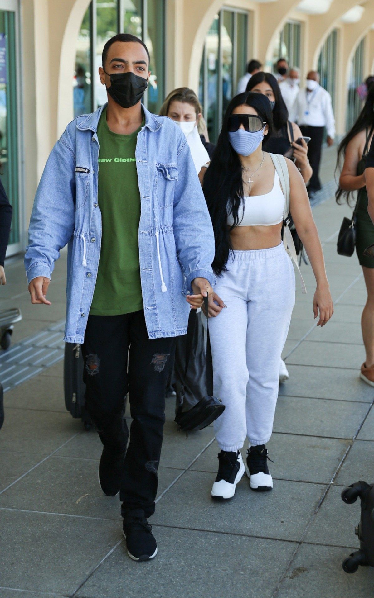 Simone e Simaria desembarcam no Aeroporto de Congonhas, em S&atilde;o Paulo, e fazem a alegria dos f&atilde;s que as esperavam no local