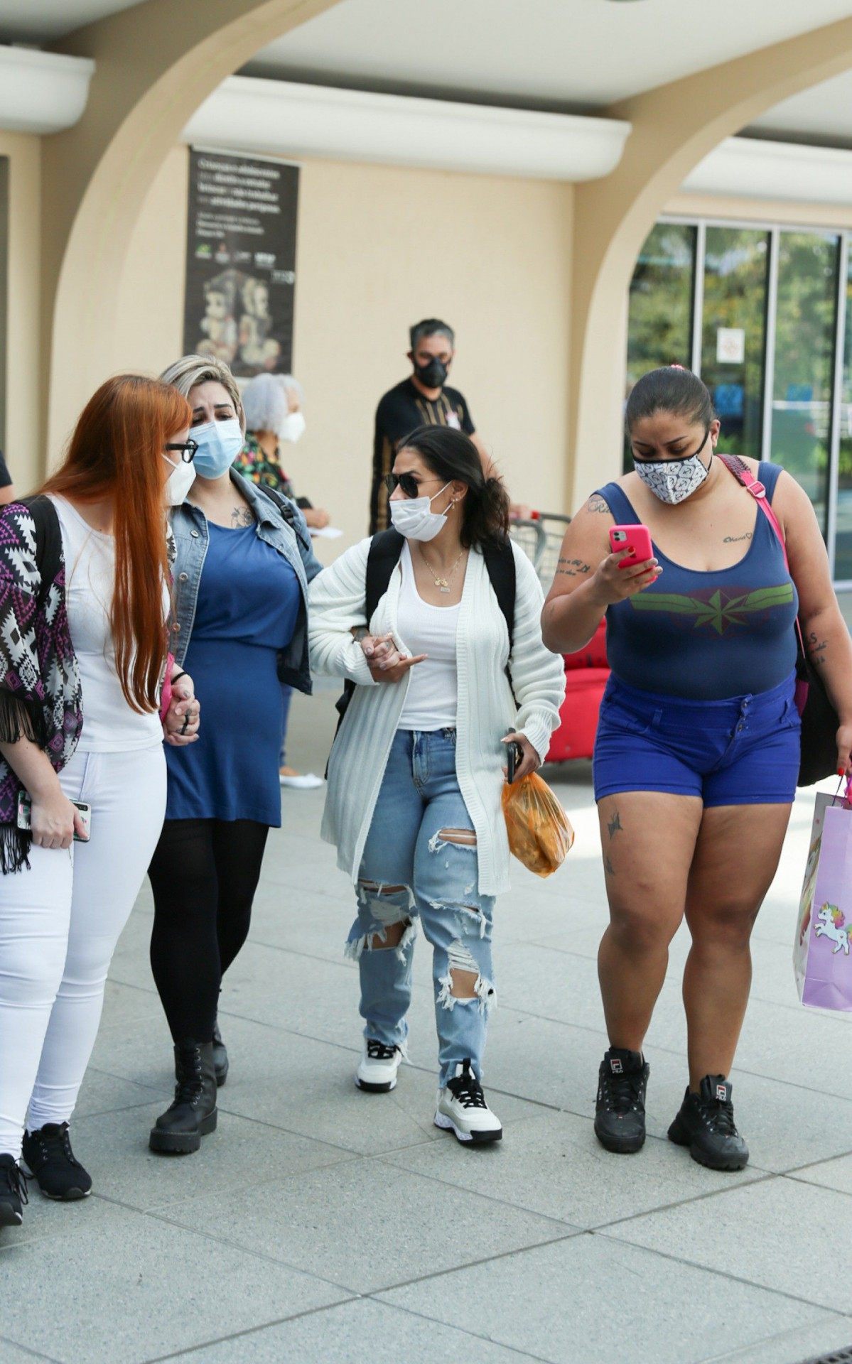 Simone e Simaria desembarcam no Aeroporto de Congonhas, em S&atilde;o Paulo, e fazem a alegria dos f&atilde;s que as esperavam no local