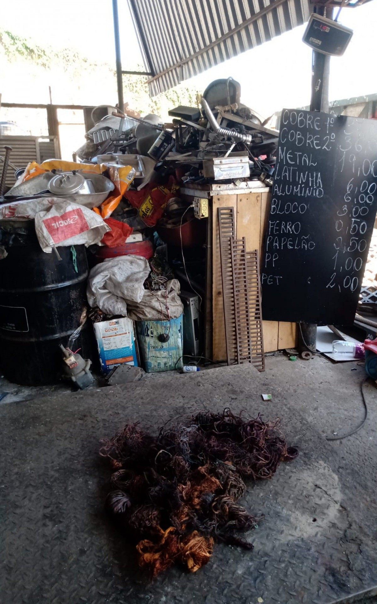 Pol&iacute;cia Militar apreendeu fios de cobre em ferro-velho em Queimados