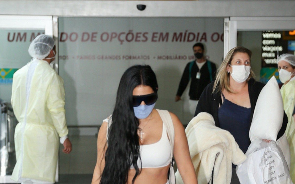 Simone e Simaria desembarcam no Aeroporto de Congonhas, em S&atilde;o Paulo, e fazem a alegria dos f&atilde;s que as esperavam no local