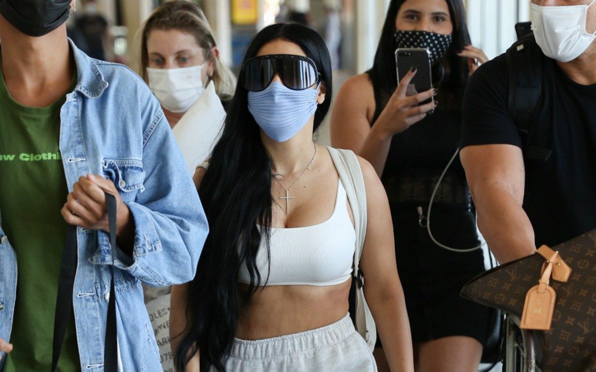 Simone e Simaria desembarcam no Aeroporto de Congonhas, em S&atilde;o Paulo, e fazem a alegria dos f&atilde;s que as esperavam no local