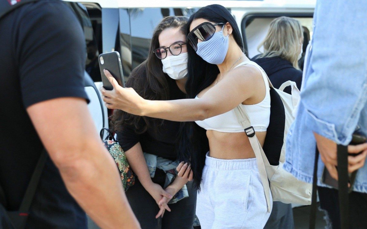 Simone e Simaria desembarcam no Aeroporto de Congonhas, em S&atilde;o Paulo, e fazem a alegria dos f&atilde;s que as esperavam no local