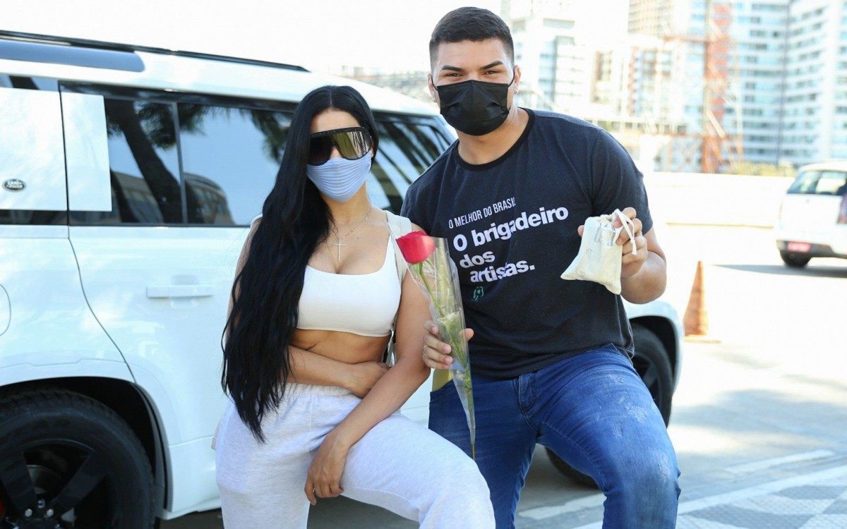 Simone e Simaria desembarcam no Aeroporto de Congonhas, em S&atilde;o Paulo, e fazem a alegria dos f&atilde;s que as esperavam no local