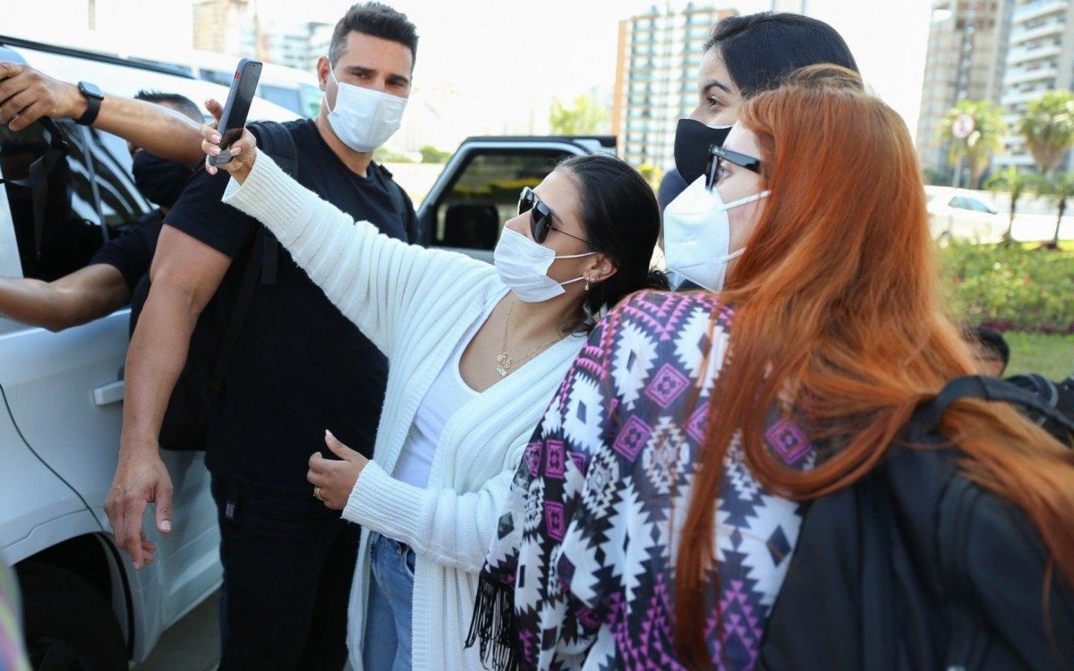 Simone e Simaria desembarcam no Aeroporto de Congonhas, em S&atilde;o Paulo, e fazem a alegria dos f&atilde;s que as esperavam no local