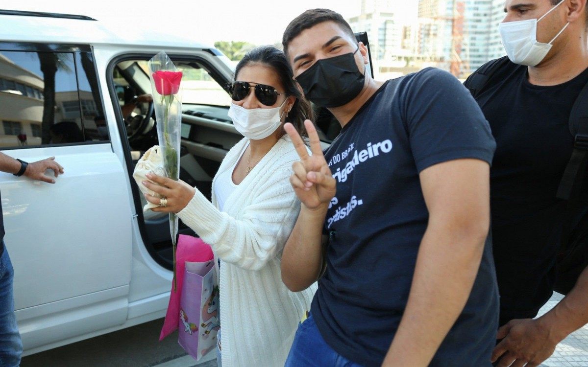 Simone e Simaria desembarcam no Aeroporto de Congonhas, em S&atilde;o Paulo, e fazem a alegria dos f&atilde;s que as esperavam no local