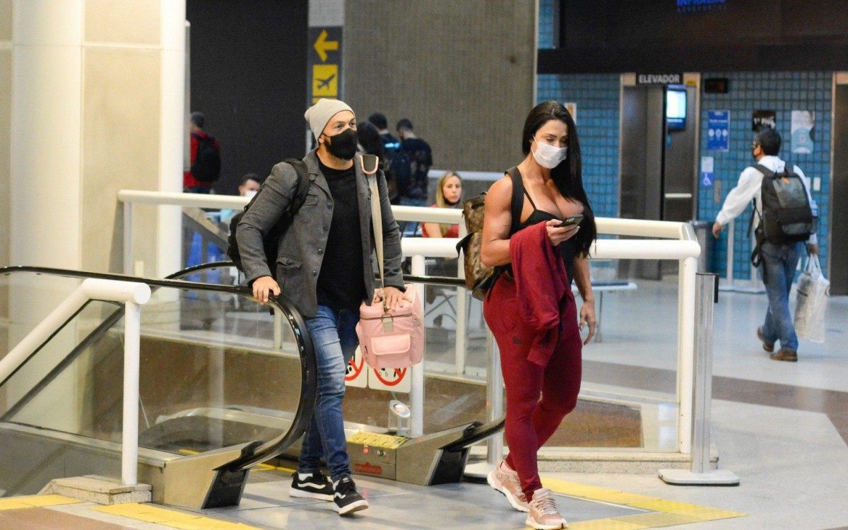 Gracyanne Barbosa e Belo embarcam de m&atilde;os dadas no Aeroporto Santos Dumont, no Rio