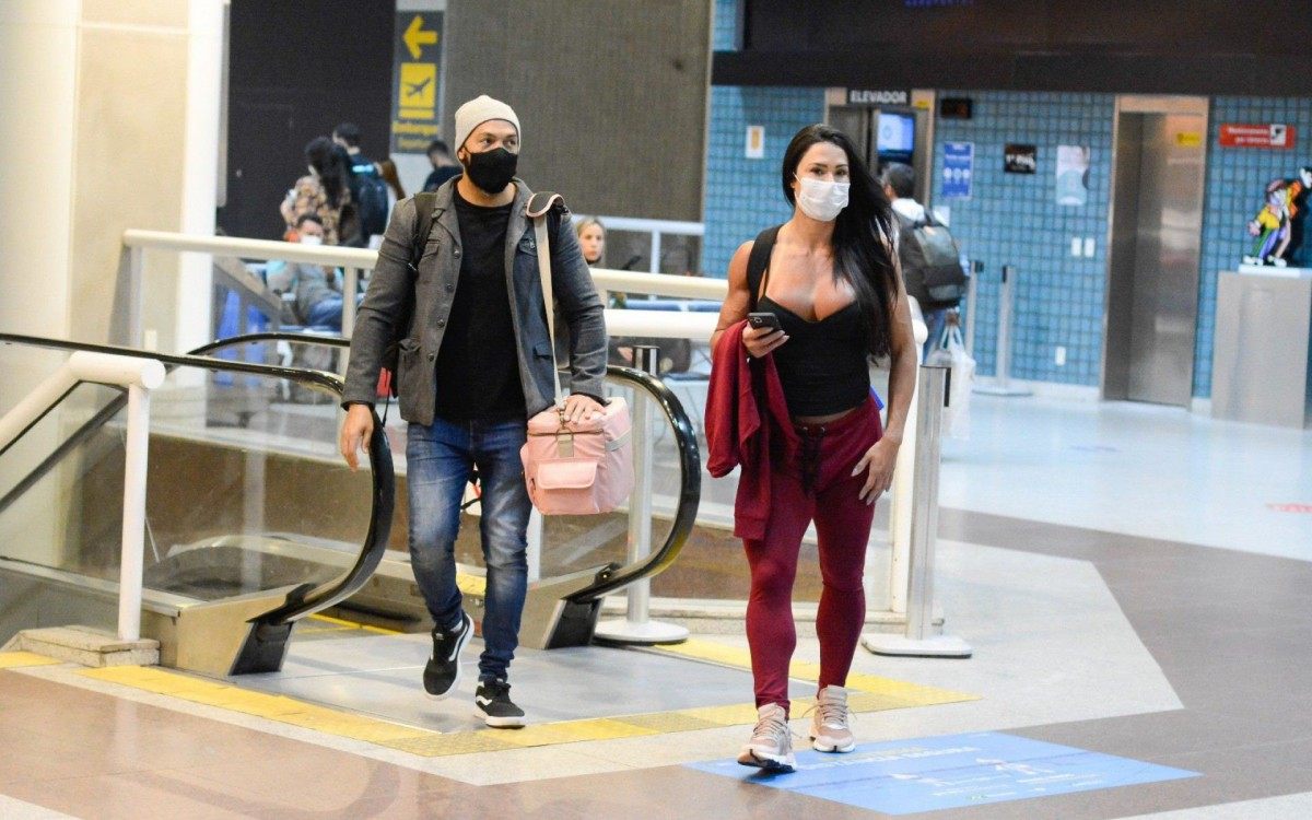Gracyanne Barbosa e Belo embarcam de m&atilde;os dadas no Aeroporto Santos Dumont, no Rio